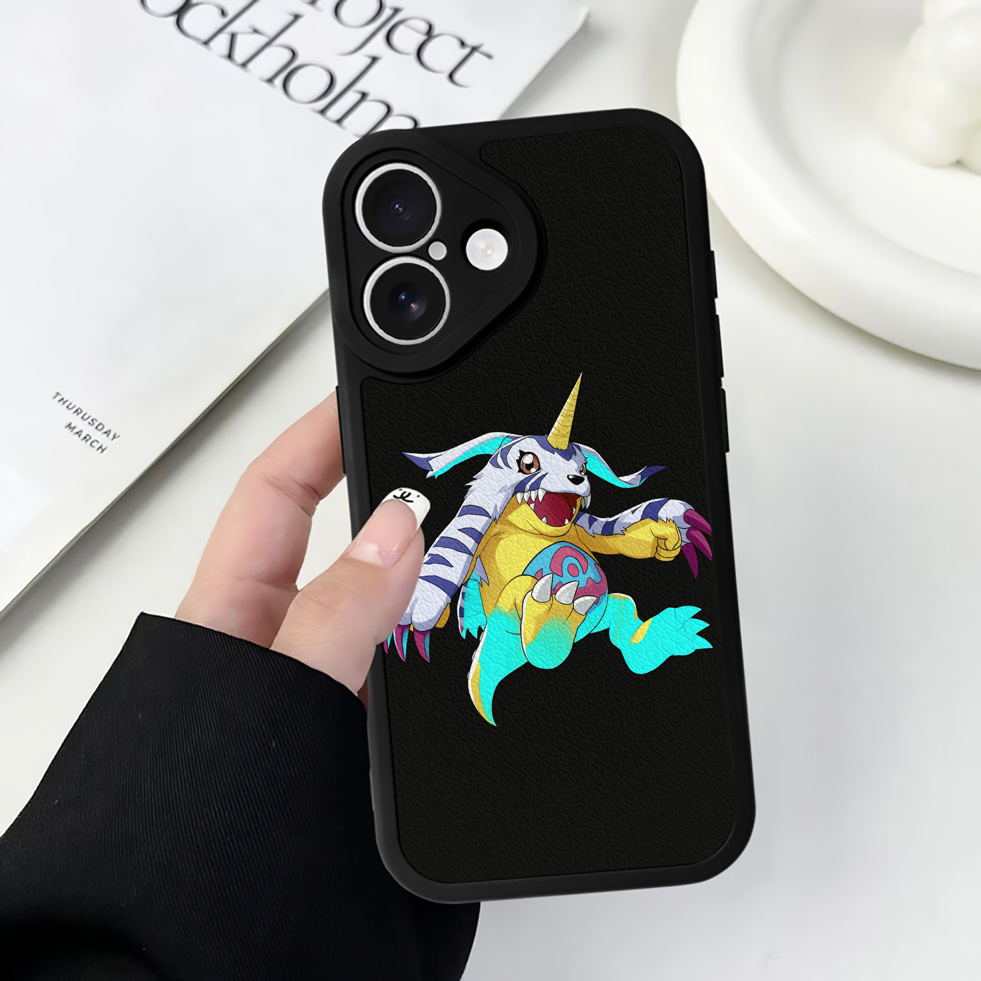 （画像用） Digimon デジタルモンスター/デジモン 【iPhone 16シリーズ対応】シリコンスマホケース（レザー調） 材質：シリコン